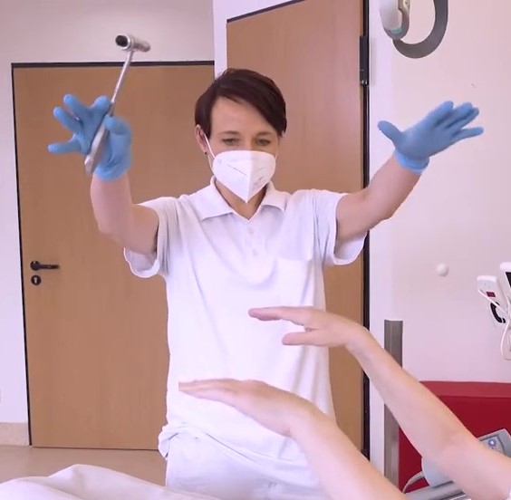 Dr. Malgorzata Jakubowska am Krankenbett einer Patientin 2022